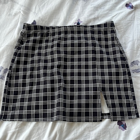 SHEIN dark blue and white checkered short skirt - Picture 1 of 3